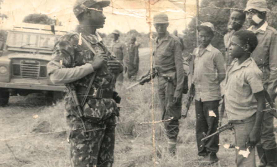 General Museveni speaking to his figthers in the 1980s bush war